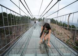 Самый высокий в мире стеклянный мост ( Китай ) проработал лишь две недели